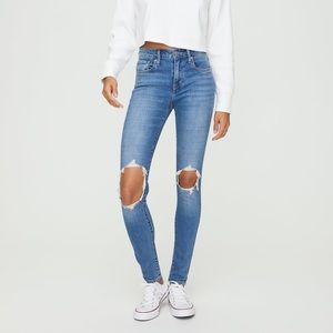 Levi’s 721 Highwaist Jeans (Blue w/ rips)